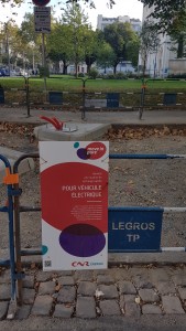 Installation de bornes de recharge rapide par la CNR à Lyon 2e.